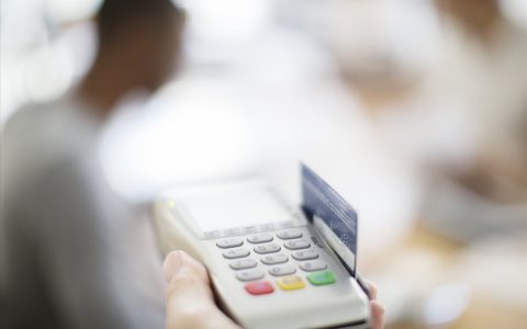 15张信用卡也没有撑起她“精致”的生活