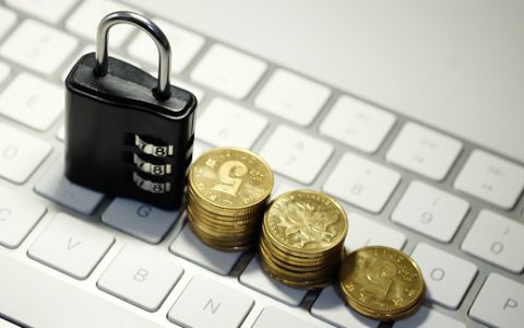 朋友借我的信用卡有1万元额度，透支后钱应该谁来还？