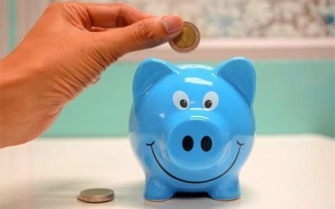 信用卡挂失还收年费吗？挂失的信用卡里面的钱能取出来吗？