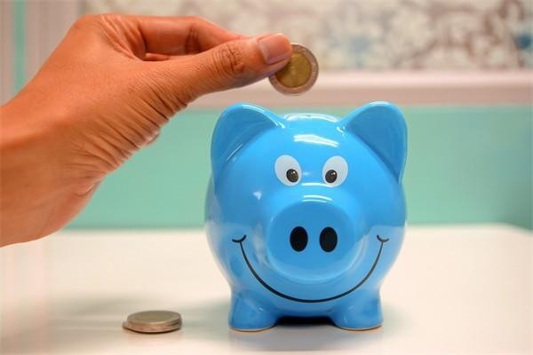 信用卡挂失还收年费吗?挂失的信用卡里面的钱能取出来吗?