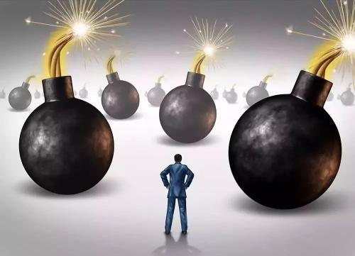 如果办12张信用卡,是否就可以免费用银行一年的钱?