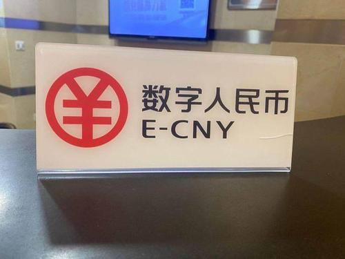 男子信用卡透支8万逃到国外，度日如年4年投案自首…